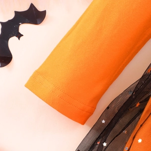 Detail eines orangen Baumwollärmels mit schwarzem Sternennetz für Halloween-Kleid