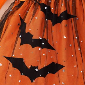 Detail von Halloween Mädchenkleid mit schwarzem Tüll über orangefarbenem Stoff und Fledermäusen