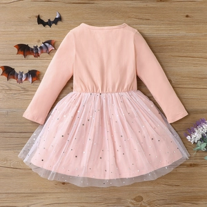 Detail von rosa langarm Tüllkleid mit funkelnden Stern- und Mondmustern für Mädchen