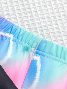 Détail du legging bébé tie-dye coloré avec taille élastique et coutures renforcées
