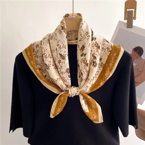 Carré de soie vintage avec motif maison et bordure florale jaune moutarde élégante