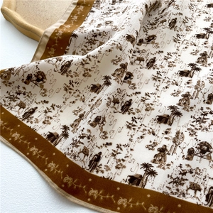 Détail de l'imprimé Toile de Jouy sur un foulard en soie crème aux motifs pastoraux