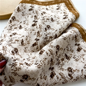 Détail de l'écharpe Toile de Jouy avec palmiers et bâtiments sur un tissu soyeux