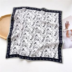 Détail d'un foulard carré en soie avec imprimé calèche vintage et bords fleuris
