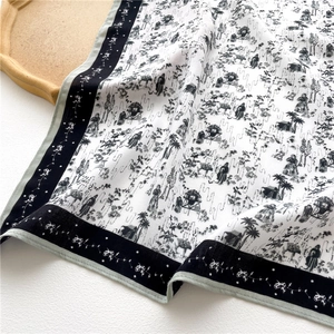 Détail de l'imprimé vintage maison et arbre sur foulard carré avec bordure noire fine