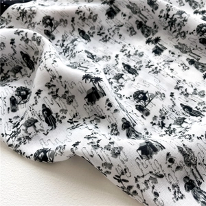 Gros plan sur un tissu léger avec imprimé paysage traditionnel à l'encre noire