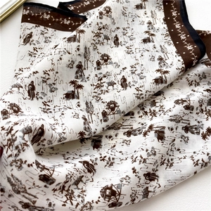 Carré de soie vintage à motif maison et arbre sur tissu sergé beige texturé de luxe