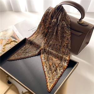Élégant foulard en soie plissé avec imprimé floral vintage sur un sac à main marron