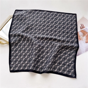 Détail du motif floral géométrique du foulard carré avec bordures noires élégantes