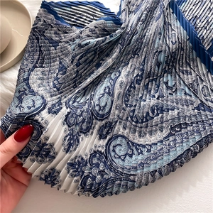 Gros plan d'un foulard en soie plissé à motif cachemire bleu et blanc élégant