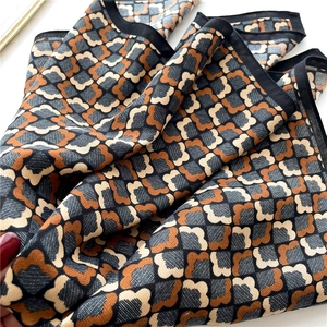 Carré en soie à carreaux floraux pour femmes avec motifs vintage et bordure noire
