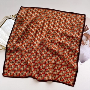 Carré de soie vintage à motifs floraux géométriques orange et beige avec bordure marron