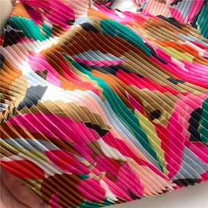 Eleganter plissierter quadratischer Schal mit lebhaftem Abstract-Blumendruck für Damen