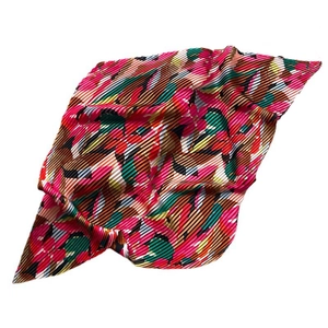 Eleganter plissierter quadratischer Schal mit buntem abstraktem geometrischem Druck