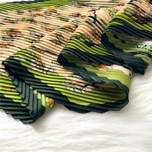 Elegante foulard in seta plissettata verde con fiori vintage e motivi di farfalle