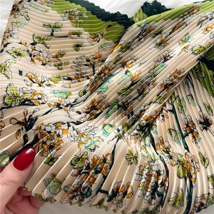 Sciarpa in seta plissettata con stampa floreale verde e farfalle su crema