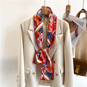 Foulard twilly à imprimé floral noué sur le revers d'un tailleur beige élégant