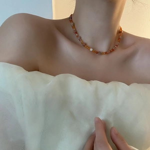 Collana artigianale in cristallo di fragola per donna con elegante catena in acciaio al titanio
