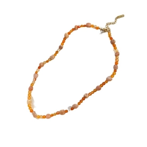Collana girocollo fatta a mano con perline di cristallo fragola e chiusura in titanio oro