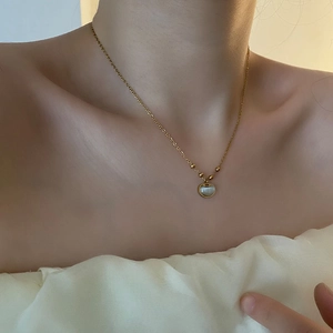 Collier élégant en acier titane doré avec pendentif Ruyi et pierre œil de chat