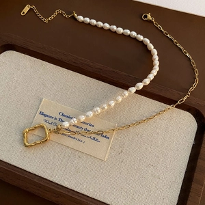 Asymmetrical titanium steel necklace with natural pearls and square textured gold pendant