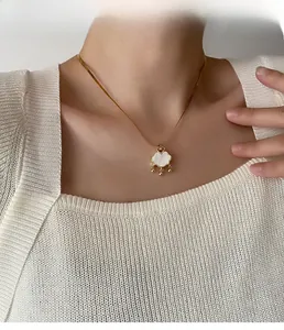 Dettaglio della collana a lucchetto ruyi con intarsio in madreperla su modella