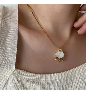 Dettaglio della collana con lucchetto in oro 18K e intarsio in conchiglia bianca