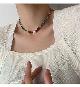 Détail d'un collier vintage fait main avec perles naturelles et perles turquoise