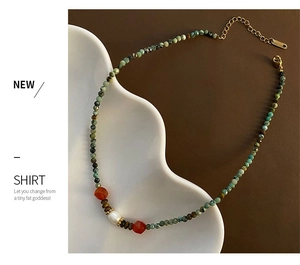 Détail du collier vintage fait main en turquoise avec perle baroque et fermoir doré