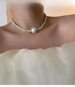 Drei-lagiger Perlen-Choker mit einem großen runden Muschelperlen-Anhänger im Detail