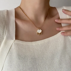 Elegante collana in titanio dorato con ciondolo lucchetto a nuvola in madreperla
