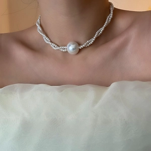 Dreisträngige Perlenkette mit einem großen zentralen Muschelperlen-Anhänger