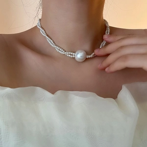 Elegantes dreisträngiges Perlen-Choker-Halskette mit großem Perlenanhänger für Damen