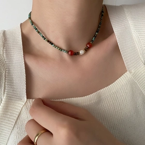 Collier fait main avec perles de turquoise, agate rouge et perle d'eau douce sur mannequin