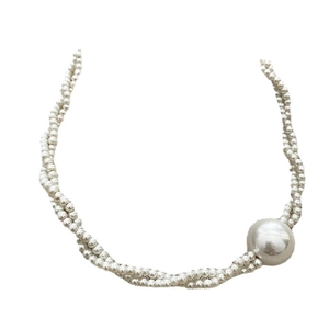 Elegantes mehrsträngiges Perlen-Choker-Halsband mit einer großen Akzentperle
