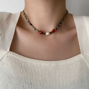 Collier rétro fait main avec perles et pierres naturelles porté par un mannequin femme