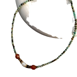 Collier fait main avec pierres turquoise, perles rouges et perle de culture baroque
