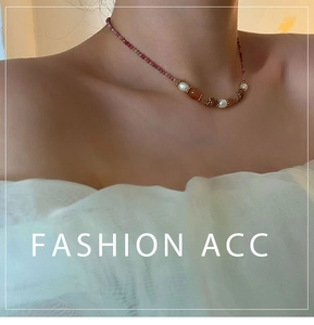 Détail du collier de perles d'eau douce et pierres fines sur une clavicule élégante