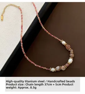 Détail du collier de perles fait main avec perles naturelles et chaîne en titane