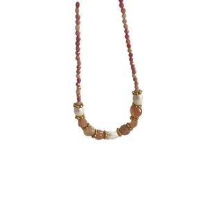 Collier de perles roses avec perles naturelles blanches et détails dorés pour femme