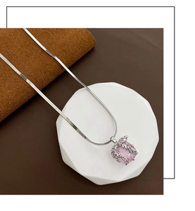 Détail d'un pendentif en zircon rose carré sur une chaîne serpent argentée élégante