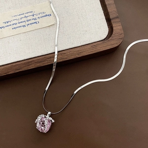 Pendentif élégant en zircon rose sur un collier chaîne serpent plat en argent