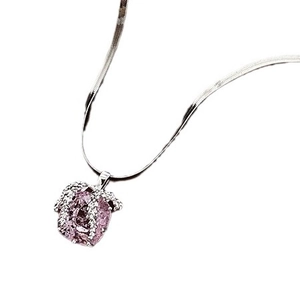 Chic collier chaîne serpent argentée avec un pendentif fraise en cristal violet brillant