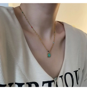 Dettaglio della collana con perline smaltate colorate e ciondolo a forma di smiley blu