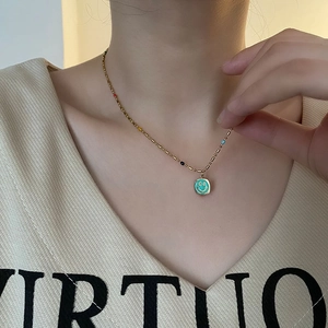 Collana a sfere dorate con ciondolo smiley blu e perline colorate da donna