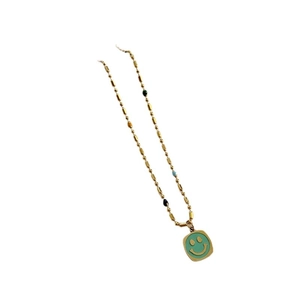 Collana a catena dorata con ciondolo quadrato in smalto verde e faccina sorridente