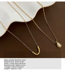 Détail de l'ensemble double collier en acier titane avec billes dorées et perle baroque