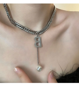 Detail der silbernen Gliederkette mit B-Anhänger und hängender weißer Kunstperle