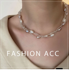 Vue détaillée d'un collier de perles d'eau douce multicouche sur un mannequin en beige