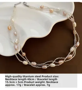 Détail du collier et bracelet multicouches en perles d'eau douce sur plateau